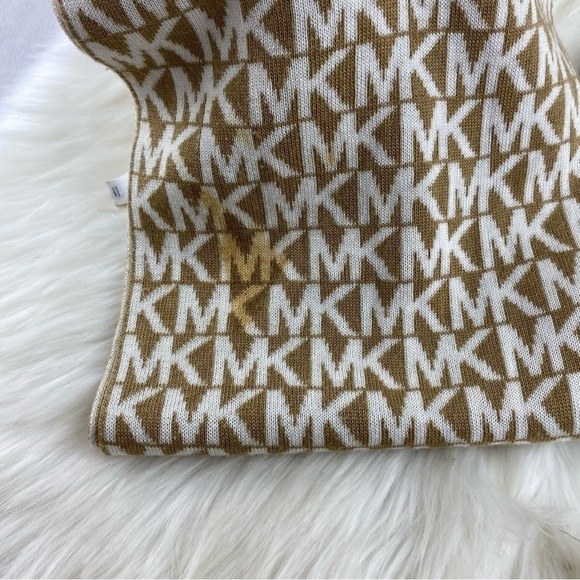 SET OF MICHAEL KORS SCARF AND HAT - Picture 3 of 3